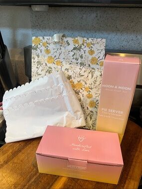 NIB Noon & Moon Cherry Lacquer Ceramic Mug Set (2) & Matching Pie Server